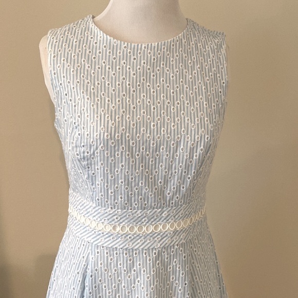 Calvin Klein Seersucker Dress with Embroidered Eyelet Cutout Circles Sz 4 - Picture 3 of 11